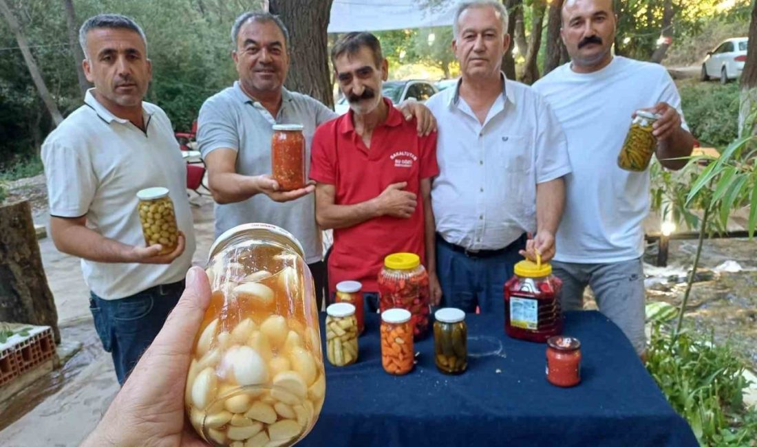 Malatya’nın Doğanşehir ilçesinde oturan Erdal Şaşkın, Araban Sarımsağından doğal turşular