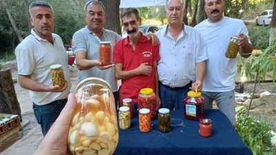 Malatya’nın Doğanşehir ilçesinde oturan Erdal Şaşkın, Araban Sarımsağından doğal turşular