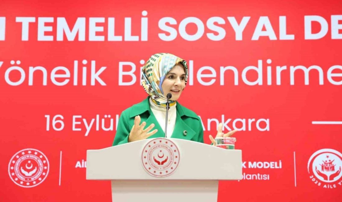 Aile ve Sosyal Hizmetler Bakanı Mahinur Özdemir Göktaş, muhtarlarla bir