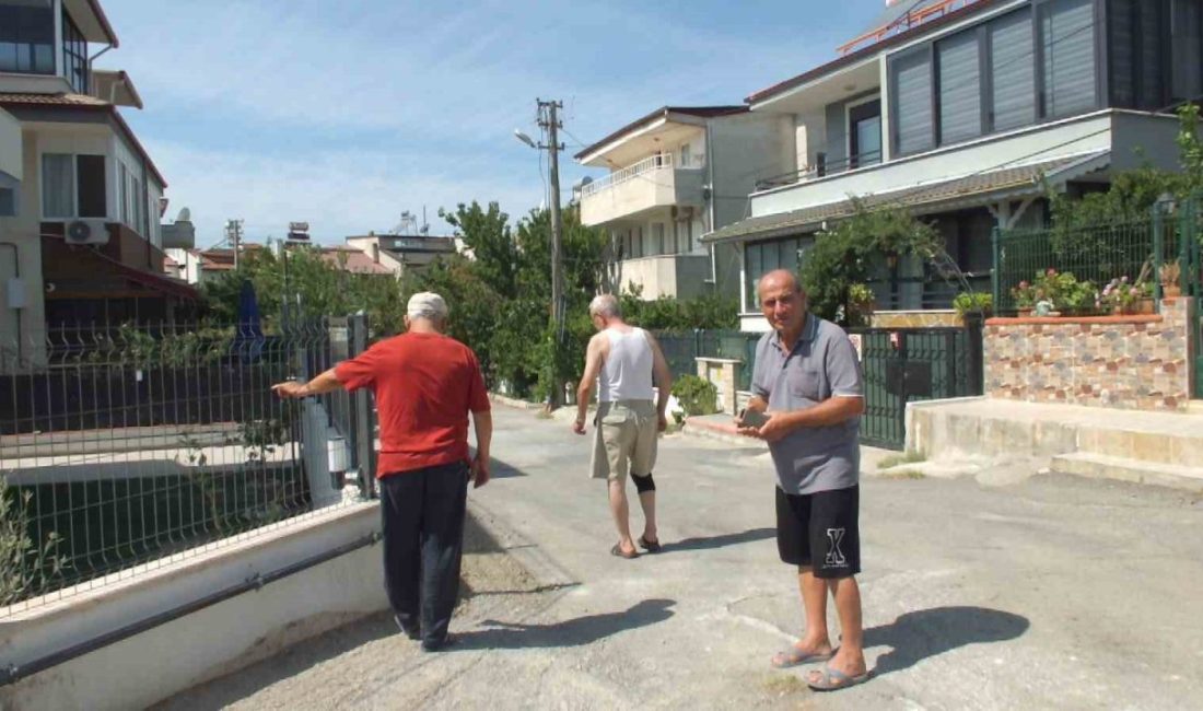 Burhaniye ilçesinde, uçakların şehrin semalarında bıraktığı izler ilgi odağı oldu.