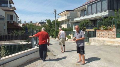 Burhaniye ilçesinde, uçakların şehrin semalarında bıraktığı izler ilgi odağı oldu.