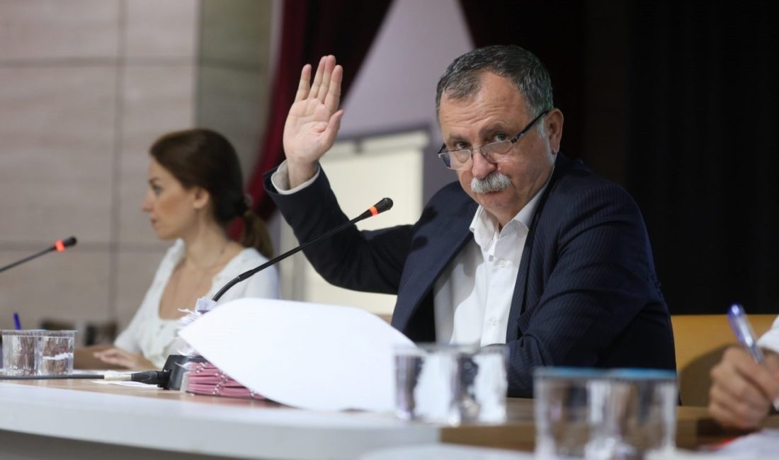 Yunusemre Belediyesi eylül ayı meclis toplantısında konuşan Belediye Başkanı Semih