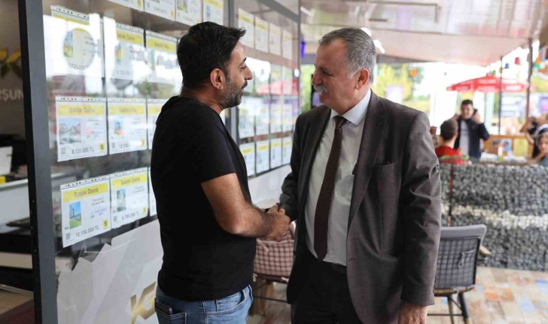 Esnaf ziyaretlerini sürdüren Yunusemre Belediye Başkanı Semih Balaban 75. Yıl