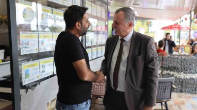 Esnaf ziyaretlerini sürdüren Yunusemre Belediye Başkanı Semih Balaban 75. Yıl