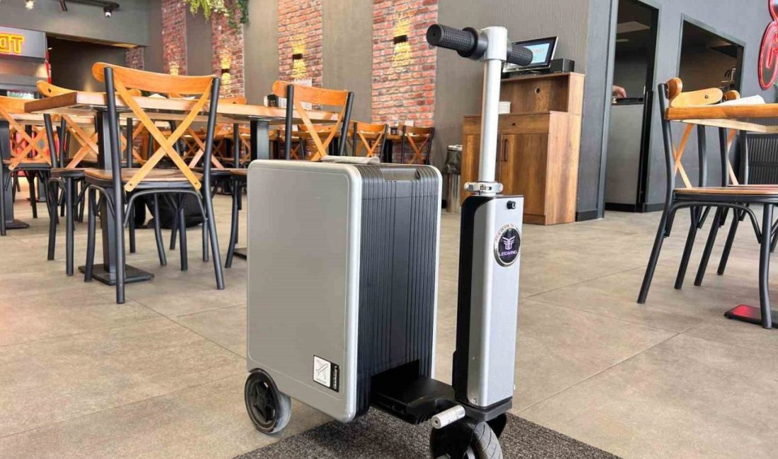 Başkentte scooter valizle paket servis denemesi yapan esnaf, valizin kullanım