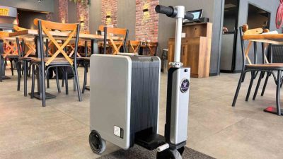 Başkentte scooter valizle paket servis denemesi yapan esnaf, valizin kullanım