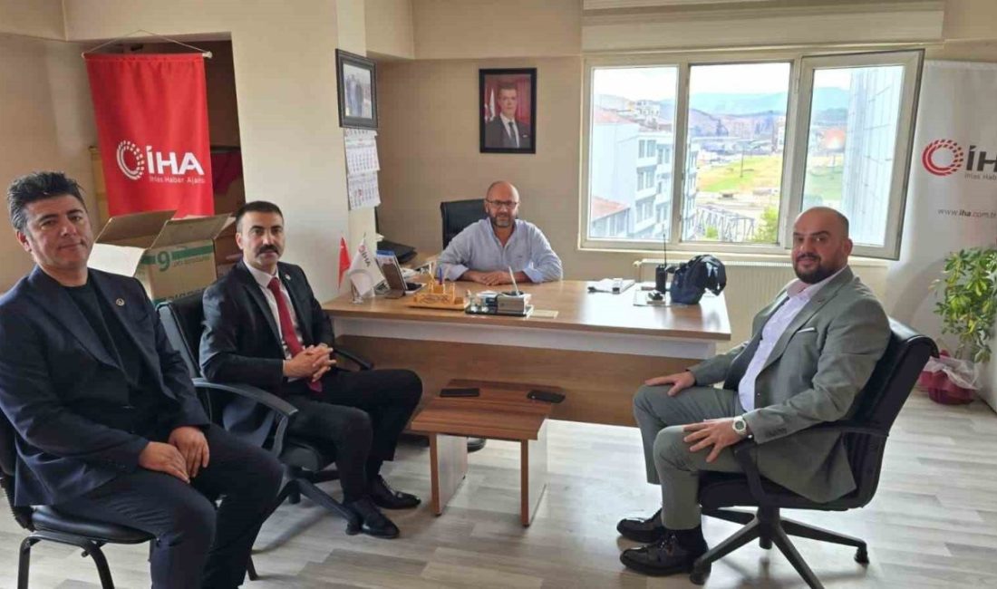 Büyük Birlik Partisi (BBP) Karabük İl Başkanı Murat Kesgin, beraberinde