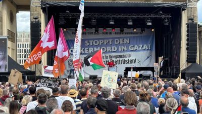 Almanya’nın başkenti Berlin’deki tarihi Brandenburg kapısı önünde düzenlenen gösteride binlerce