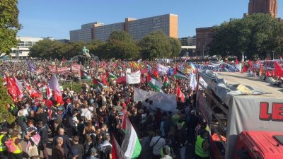 Almanya’nın başkenti Berlin’de “Tüm Gözler Gazze’de” temasıyla toplanan on binlerce