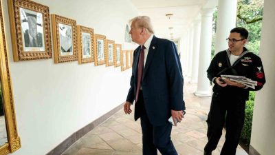 Beyaz Saray’ın Batı Kanadı’nın dışındaki yürüyüş yolu boyunca oluşturulan “Başkanlık