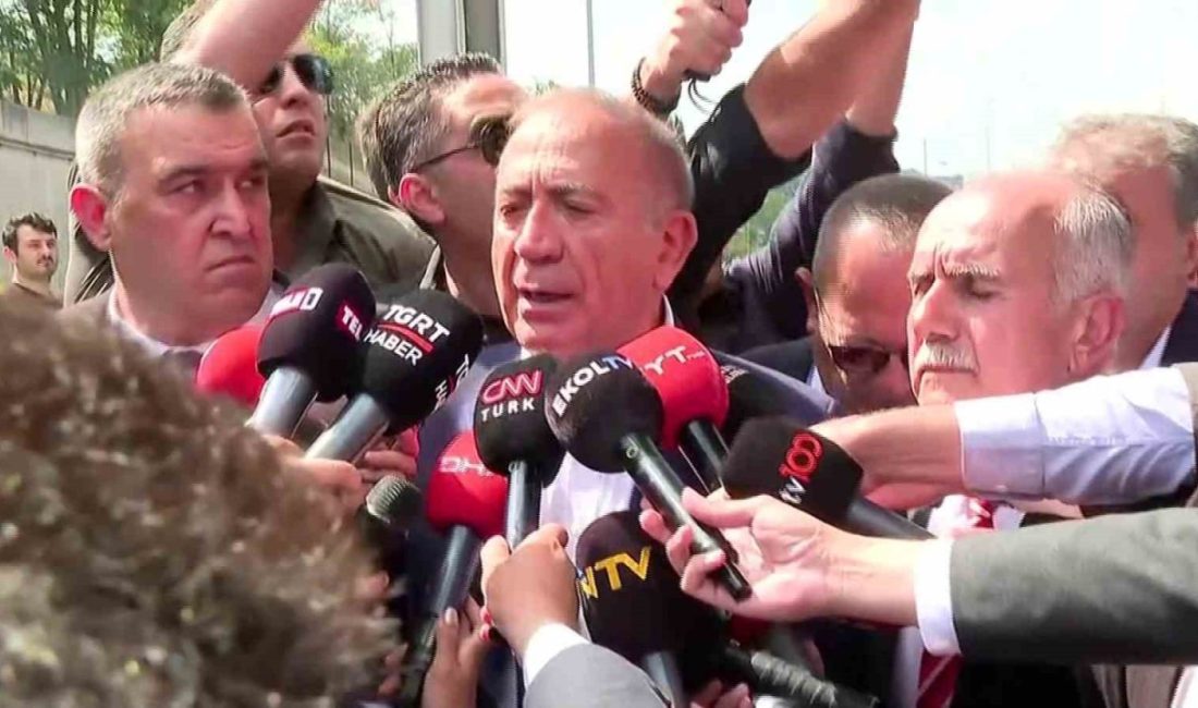 Cumhuriyet Halk Partisi (CHP) İl Başkanlığı önünde yoğun güvenlik önlemleri