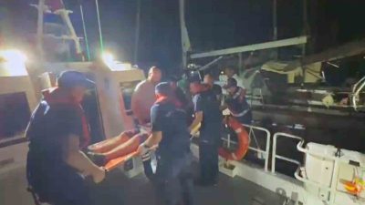 Muğla’nın Marmaris ilçesi Çiftlik koyunda yaralanan vatandaş Sahil Güvenlik ekipleri