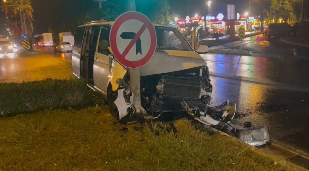Antalya’da yağmur nedeniyle kayganlaşan yolda seyir hâlindeyken tırın çarpıp kaçtığı