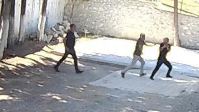 Denizli’de parke taşı döşemeyi sağlık sorunları nedeniyle kabul etmeyen zabıtaları