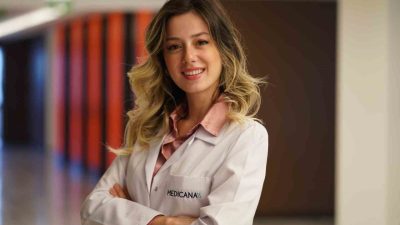 Güzel bir gülüş için beyaz, güçlü ve sağlıklı dişlere sahip