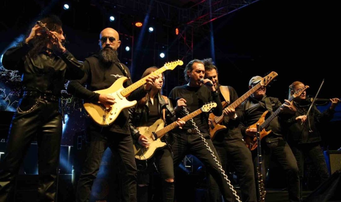Edirne’de konser veren Kıraç, Güllü’yü andı Edirne Yaşayan Miras Festivali kapsamında sahneye çıkan Kıraç, sevilen şarkılarıyla