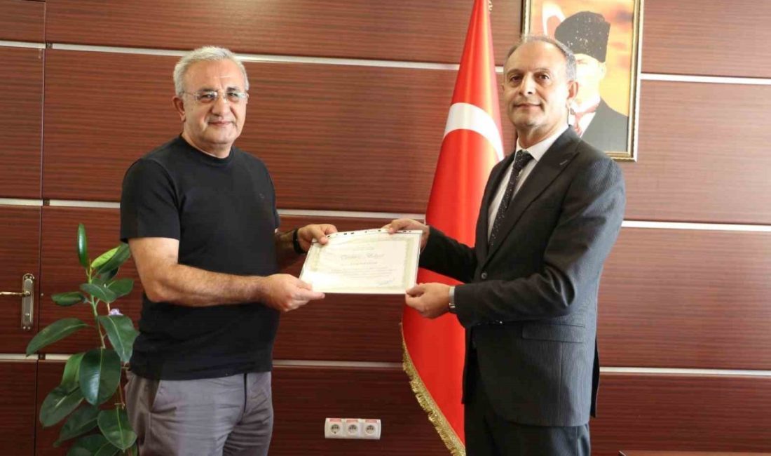 Elazığ’da sigarayı bırakan 2 vatandaşa İl Sağlık Müdürü Dr. Emrah
