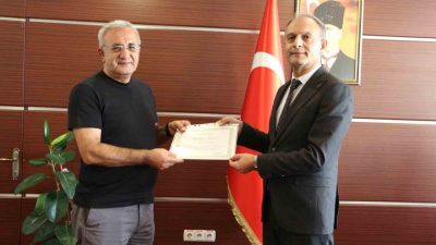 Elazığ’da sigarayı bırakan 2 vatandaşa İl Sağlık Müdürü Dr. Emrah