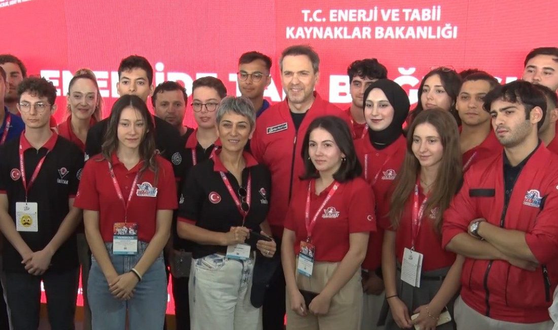 Enerji ve Tabii Kaynaklar Bakanı Alparslan Bayraktar, TEKNOFEST’te Bakanlığın standını