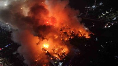 Filipinler’in başkenti Manila’daki bir yerleşim bölgesinde onlarca yapıyı küle çeviren