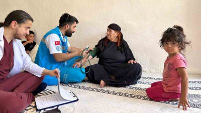 Hakkâri’nin Derecik ilçesinde vatandaşlara evde sağlık hizmeti verilmeye devam ediliyor.