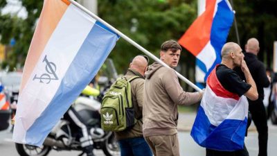 Hollanda’nın Lahey kentinde göçmenlik karşıtı gösteri yapan protestocular ile polis