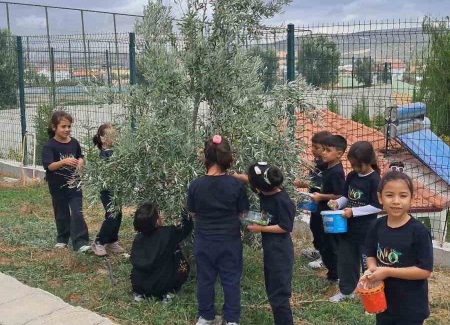 Korkuteli Nazlı İrfan Önal İlkokulu’nda eğitim, dört duvarla sınırlı kalmayıp
