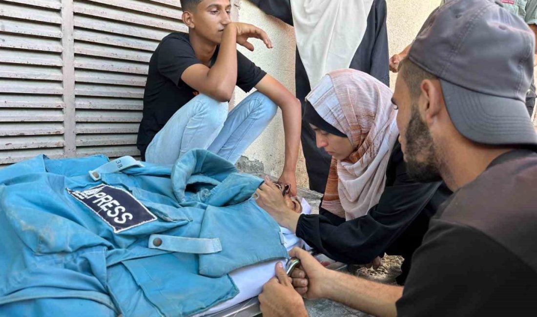 İsrail savaş uçaklarının Gazze Şeridi’ndeki Deyr el-Balah bölgesine yönelik saldırısında,