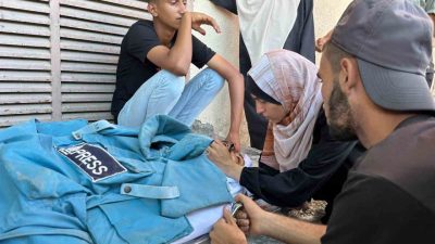 İsrail savaş uçaklarının Gazze Şeridi’ndeki Deyr el-Balah bölgesine yönelik saldırısında,