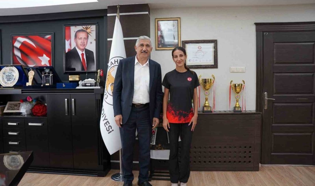Kahta Belediye Başkanı Mehmet Can Hallaç, başarılı sporcu Kader Güvenç