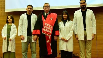 Kastamonu Üniversitesi Tıp Fakültesinde düzenlenen beyaz önlük giyme töreninde öğrenciler