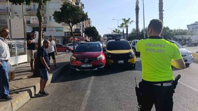 Antalya’nın Manavgat ilçesinde araçlar arasından yolun karşısında kendisini bekleyen araca