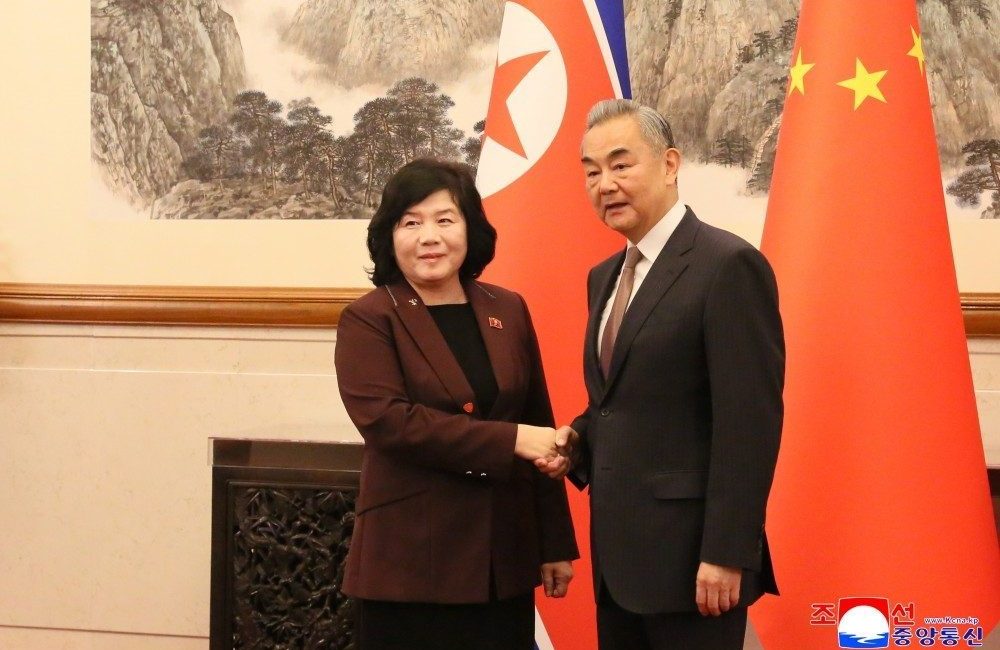 Kuzey Kore Dışişleri Bakanı Choe Son-hui ile Çinli mevkidaşı Wang