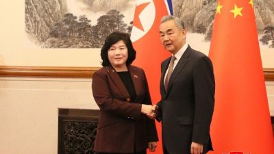 Kuzey Kore Dışişleri Bakanı Choe Son-hui ile Çinli mevkidaşı Wang