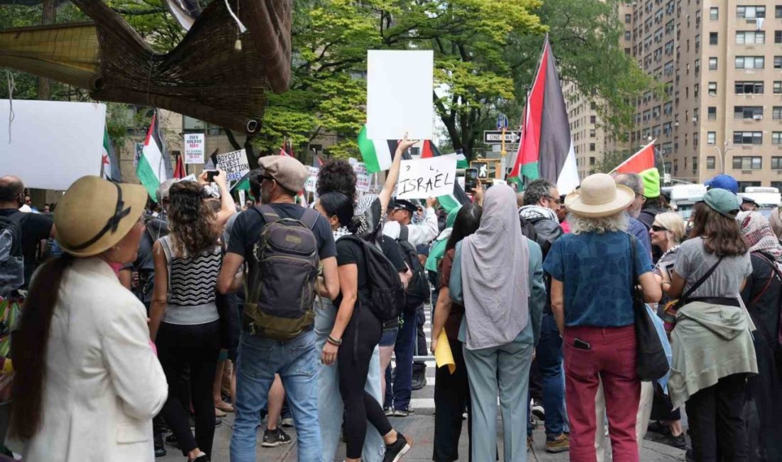 Birleşmiş Milletler 80. Genel Kurulu kapsamında liderler hitaplarını gerçekleştirirken yüzlerce