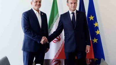 Fransa Cumhurbaşkanı Emmanuel Macron, İran Cumhurbaşkanı Mesud Pezeşkiyan ile yaptığı