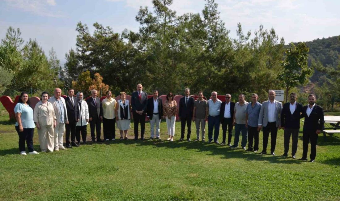 Muhtarlar Konfederasyonu Genel Başkanı Kadir Delibalta, Manisa’da muhtarlarla bir araya