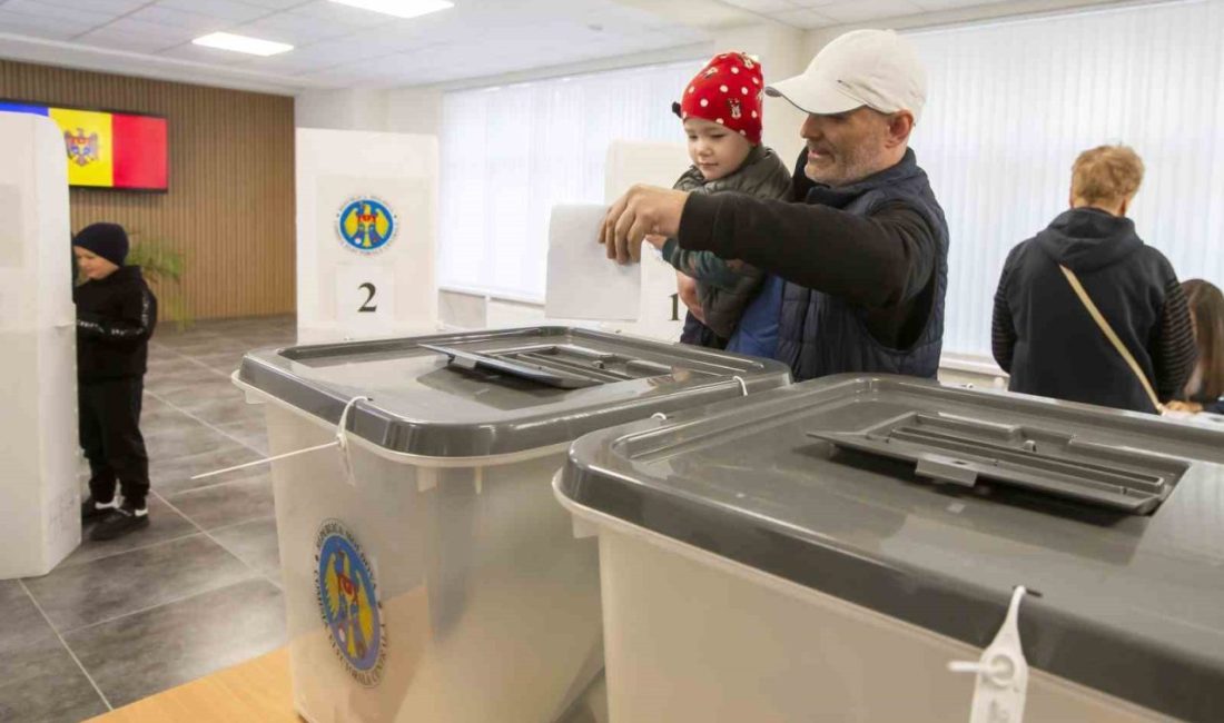 Ukrayna’nın batı komşusu Moldova’da halk, ülkenin stratejik yönünü belirleyecek genel