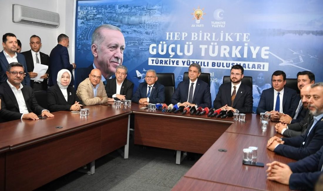 AK Parti Yerel Yönetimlerden Sorumlu Genel Başkan Yardımcısı Mustafa Demir,