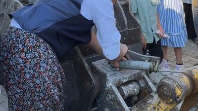 Denizli’nin Güney ilçesinde düzenlenen düğün töreni renkli anlara sahne oldu.