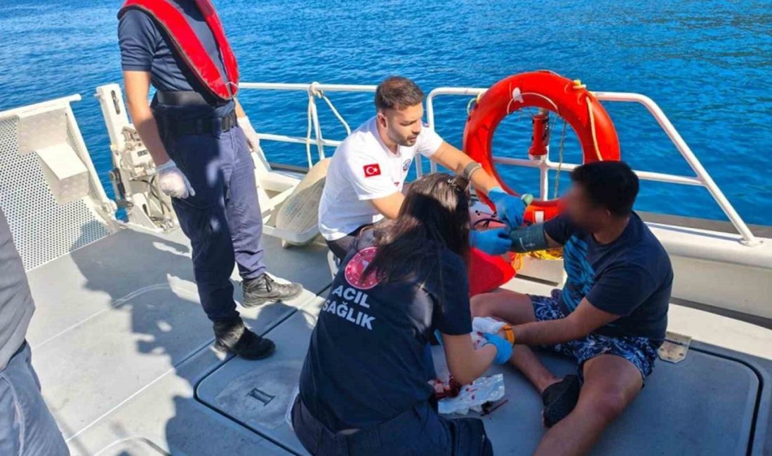 Muğla’nın Fethiye ilçesi açıklarında seyreden özel teknede yaralanan vatandaşa tıbbi