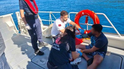 Muğla’nın Fethiye ilçesi açıklarında seyreden özel teknede yaralanan vatandaşa tıbbi