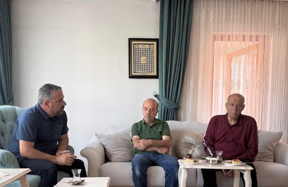 Pursaklar Belediye Başkanı Ertuğrul Çetin, yakınlarını kaybeden hemşehrilerine taziye ziyaretinde