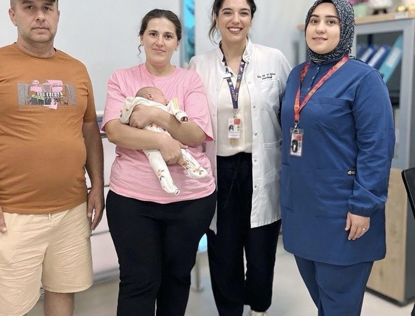 Doğumsal akciğer anormalliği ve buna bağlı kalp hastalığı bulunan kadın,