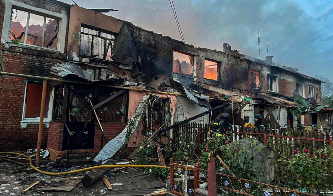 Rus güçlerinin Ukrayna’nın Sumy bölgesinde bir apatmana insansız hava aracı