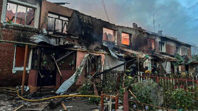 Rus güçlerinin Ukrayna’nın Sumy bölgesinde bir apatmana insansız hava aracı