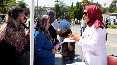 Kayseri’de Halk Sağlığı Haftası etkinlikleri kapsamında Cumhuriyet Meydanı’nda kurulan sağlık