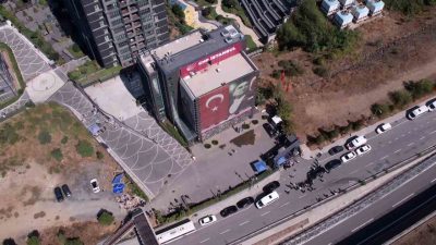 Sarıyer’de bulunan Cumhuriyet Halk Partisi İl Binası önünde partililerin bekleyişi