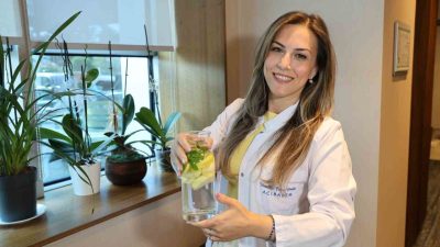 Yaz sıcaklarında sıvı ihtiyacının asitli içeceklerden karşılanmasını kesinlikle önermediklerini belirten