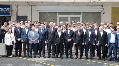 Sultanbeyli’de “Türkiye Yüzyılı Buluşmaları” programı kapsamında tam kadro sahaya inen